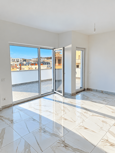 Golem - priestranný 3-izbový apartmán s výhľadom na more a veľkou terasou