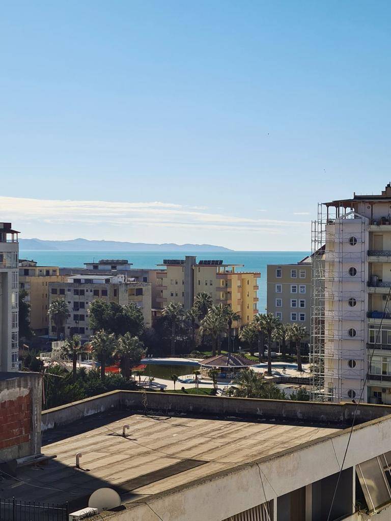 Predaj 2.-izbového, zariadeného apartmánu - 3