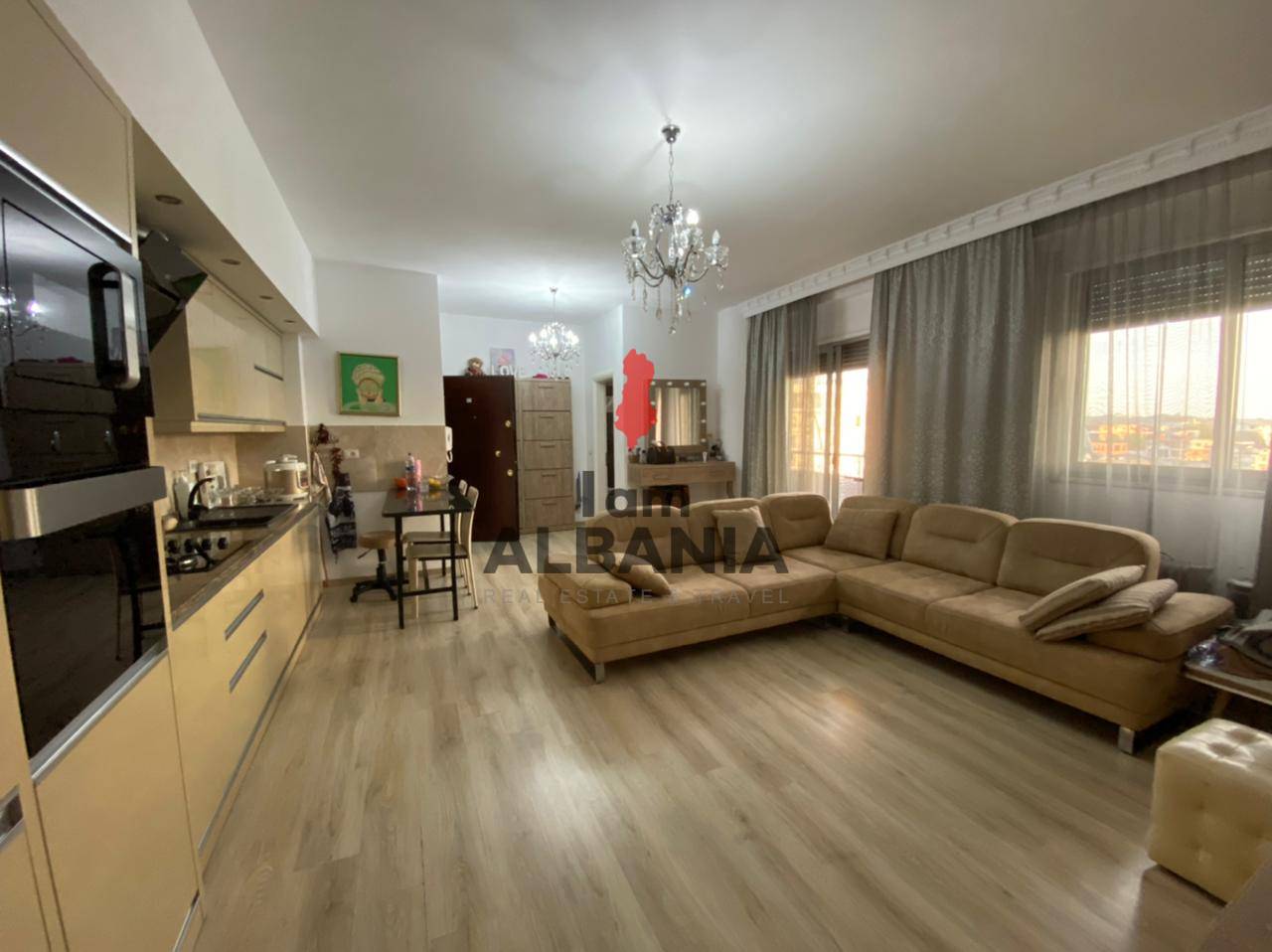 Albánsko, Moderne zariadený 3-izbový byt v časti Golem